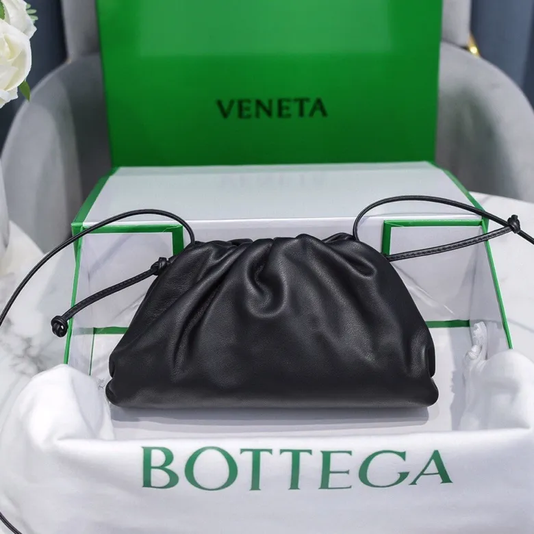 Batch 1120 Bottega Veneta cloud bag ☁️POUCH series Original plain calfskin, super low-key and durable, soft and casual. Major internet celebrity bloggers are crazy about calling it fashionable and classy, ​​lazy and intellectual. Small size: 23*13*8 (small cloud plain) black, model number; 6671